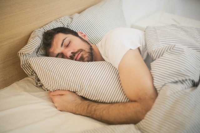 manfaat mematikan lampu saat tidur