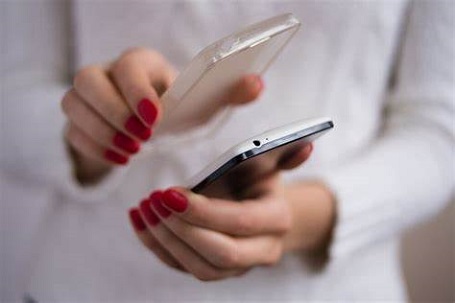 Cara membersihkan casing hape