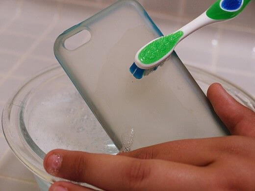 Membersihkan casing hape dengan pasta gigi