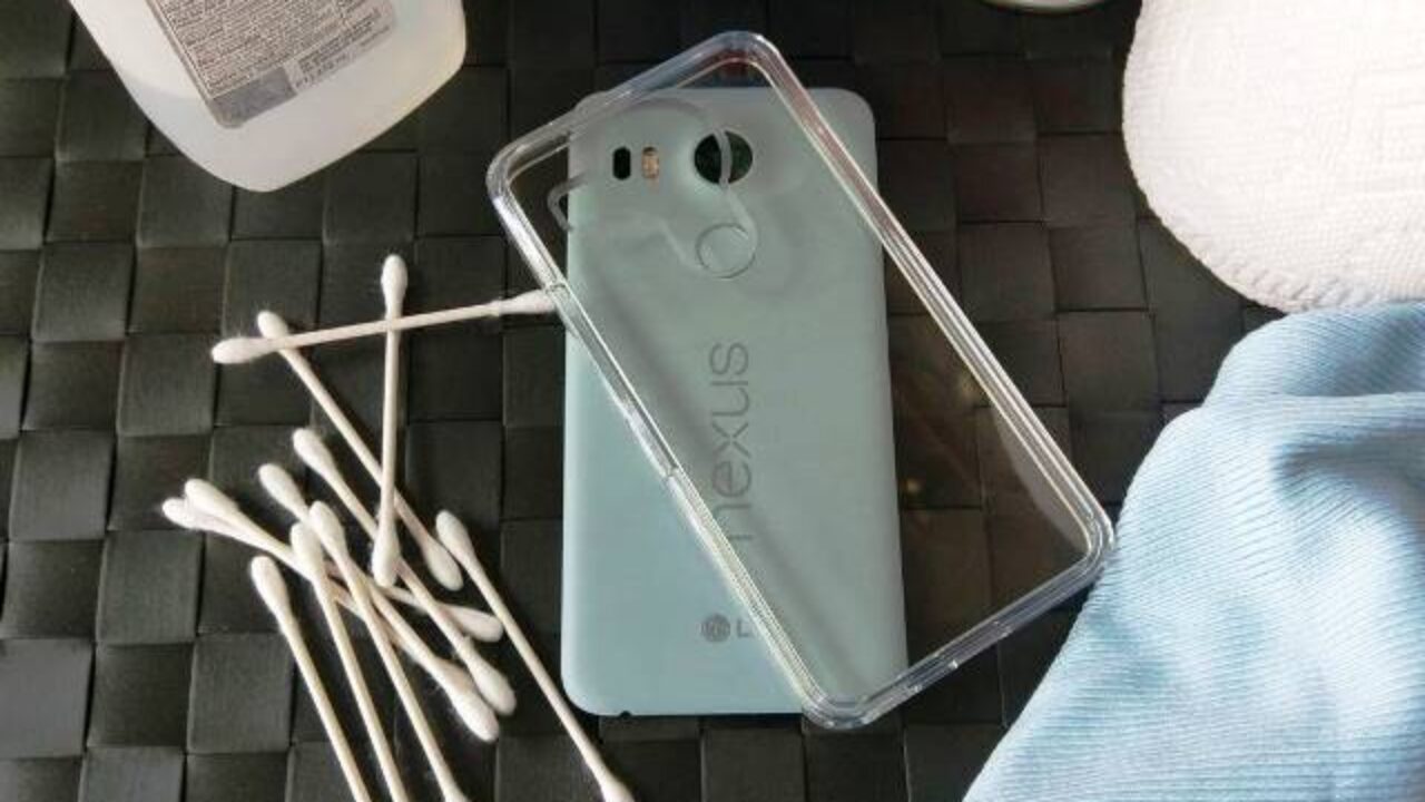 Membersihkan casing dengan pasta gigi
