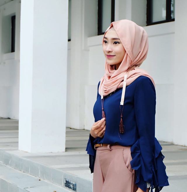 baju biru dongker cocok dengan celana warna apa