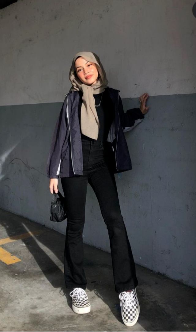 10 OOTD Padu Padan All Black Hijab Celana Jeans Hitam, Stylish!