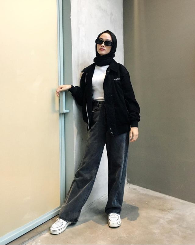 10 OOTD Padu Padan All Black Hijab Celana Jeans Hitam, Stylish!