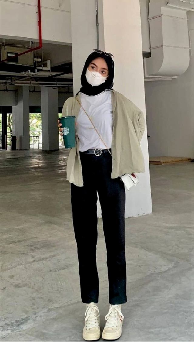 10 OOTD Padu Padan All Black Hijab Celana Jeans Hitam, Stylish!