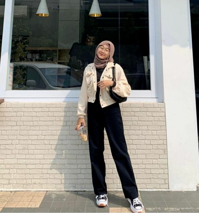 10 OOTD Padu Padan All Black Hijab Celana Jeans Hitam, Stylish!