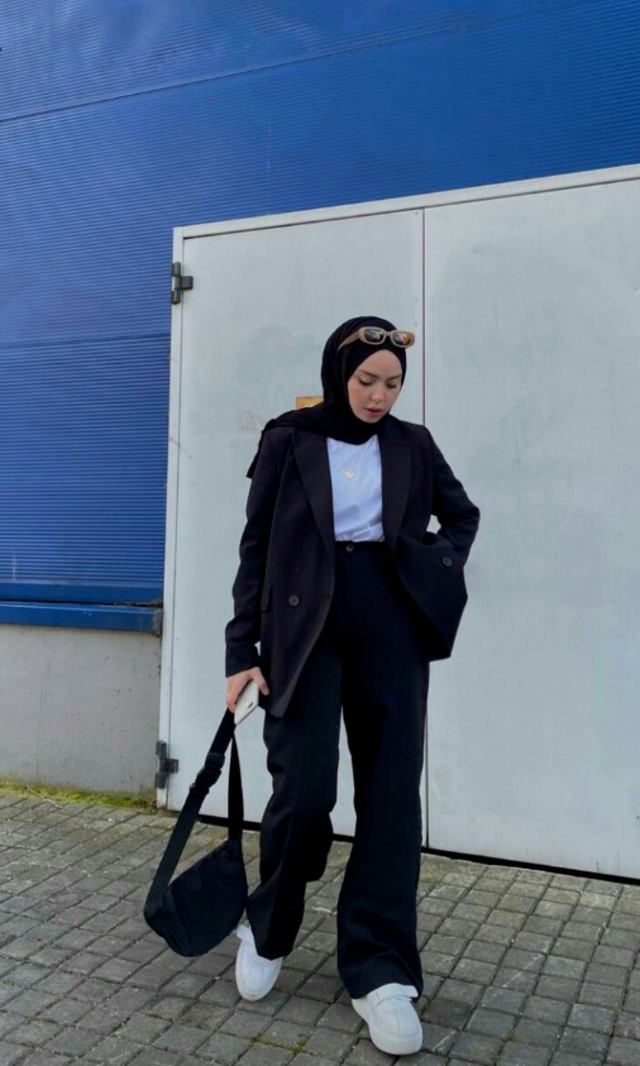 10 OOTD Padu Padan All Black Hijab Celana Jeans Hitam, Stylish!