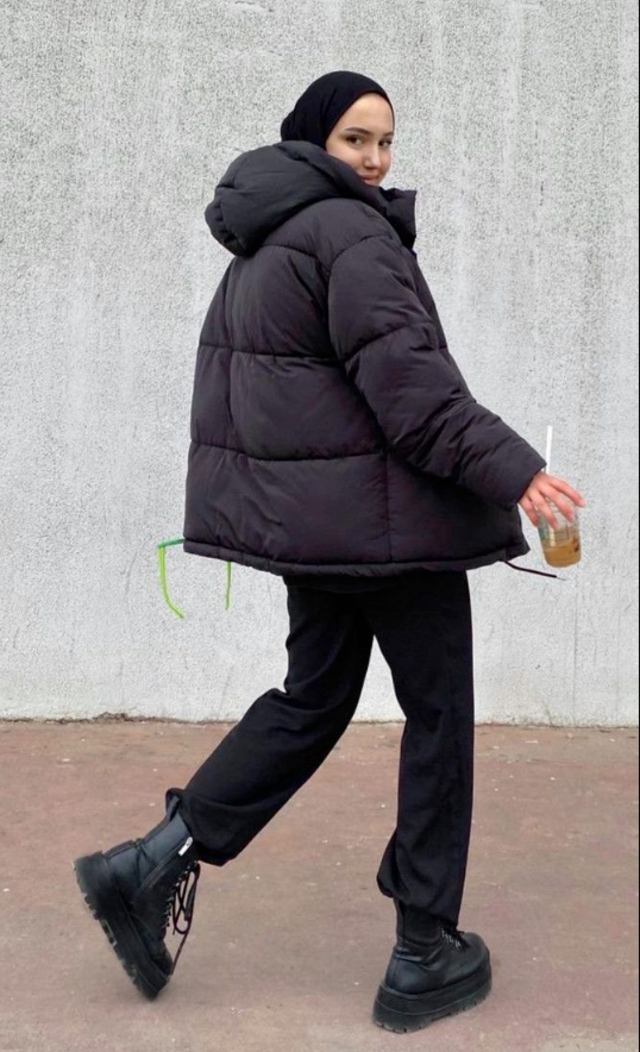 10 OOTD Padu Padan All Black Hijab Celana Jeans Hitam, Stylish!
