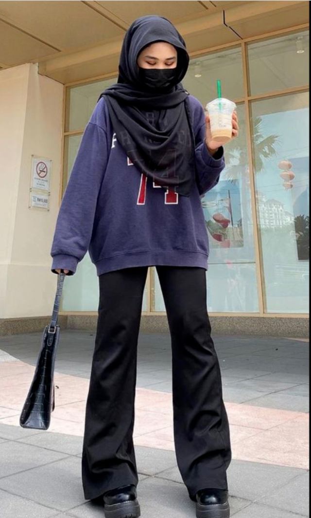 10 OOTD Padu Padan All Black Hijab Celana Jeans Hitam, Stylish!