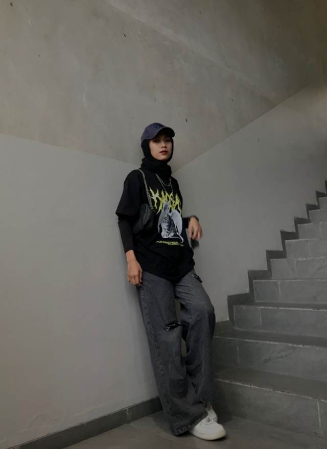 OOTD Kaos Hitam Hijab