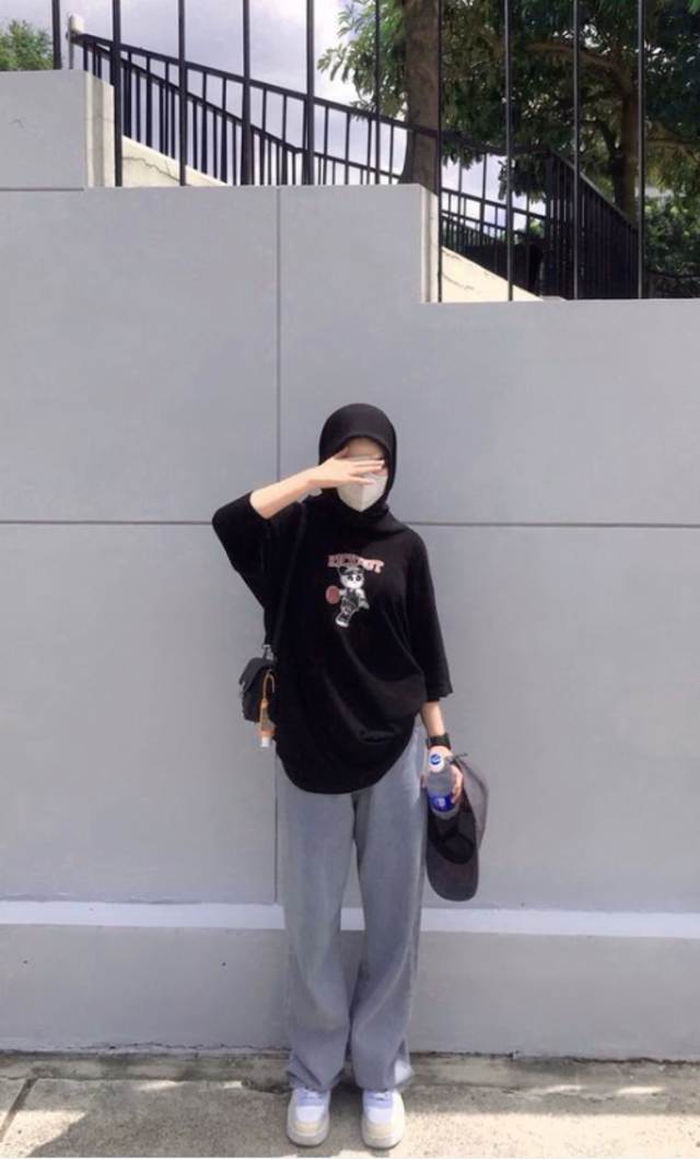 OOTD Kaos Hitam Hijab