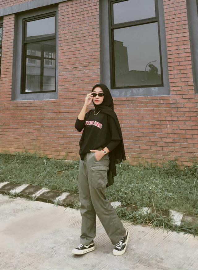 OOTD Kaos Hitam Hijab