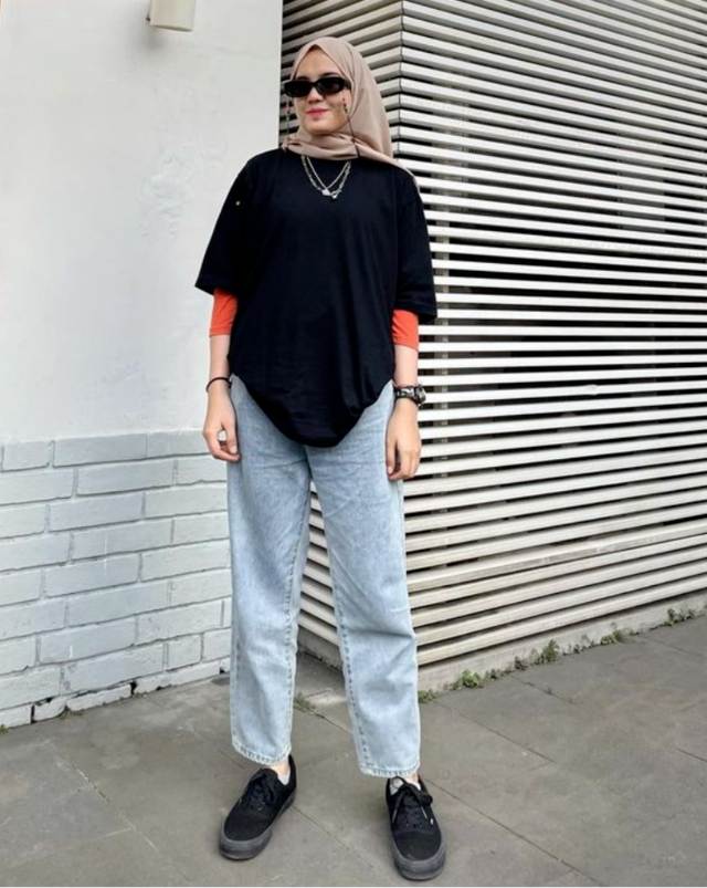 OOTD Kaos Hitam Hijab