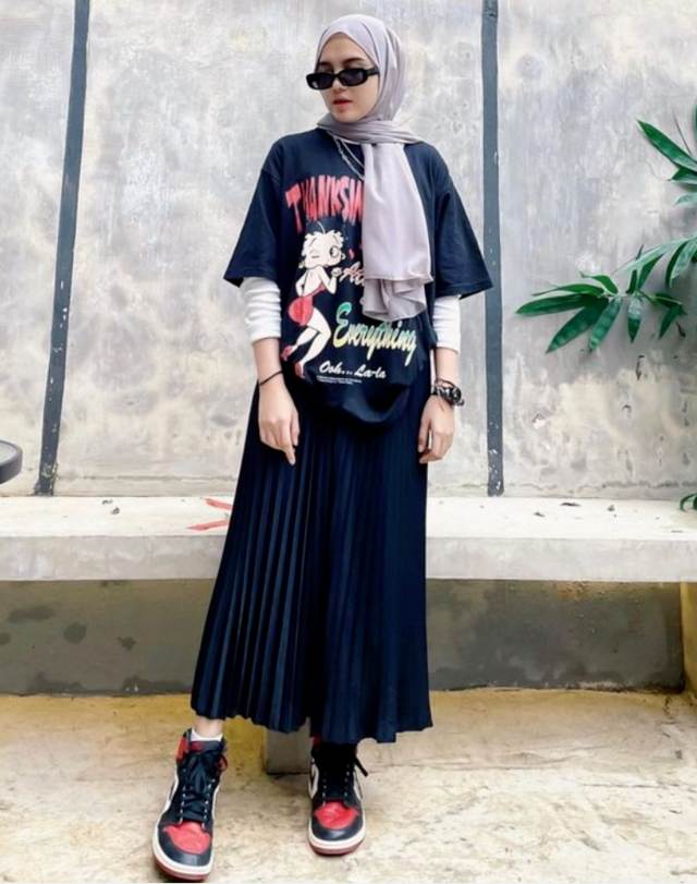 OOTD Kaos Hitam Hijab