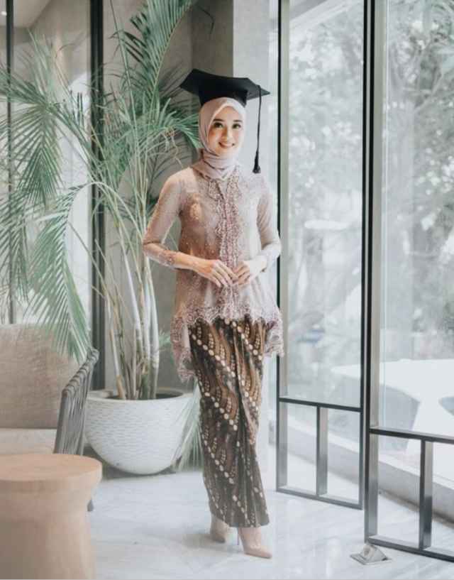 model kebaya wisuda untuk orang gemuk berjilbab