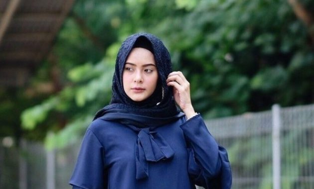 Baju Biru Navy Cocok dengan Jilbab Warna Apa