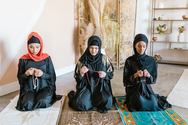 Doa Setelah Sholat Subuh Agar Dimudahkan Rezeki