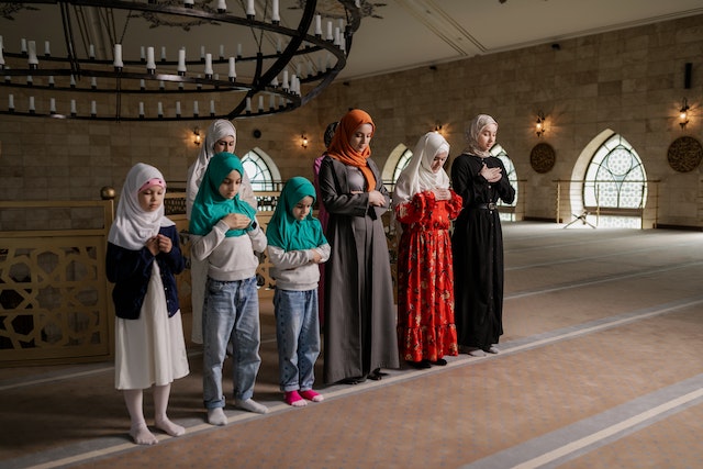 bagaimana cara salat makmum yang tertinggal bacaan alfatihahnya imam