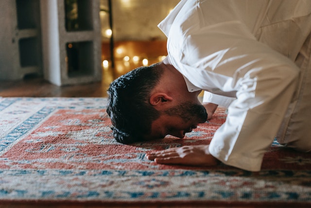 Apakah Perbedaan Salat Sunnah Muakkad dan Ghairu Muakkad: Hukum dan Niat