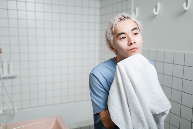 apakah orang yang belum mandi wajib boleh berpuasa
