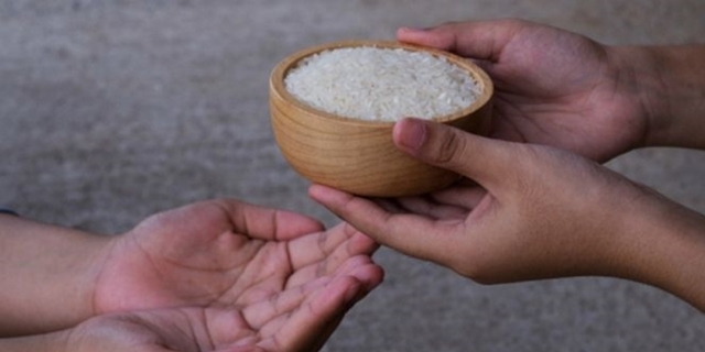 Hukum Mengeluarkan Zakat Fitrah Adalah Wajib Dikeluarkan Berupa?