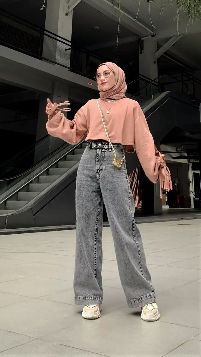 Stunning and Cute dengan OOTD Hoodie Crop Top 