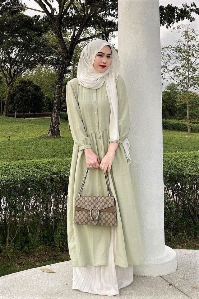 OOTD Lebaran dengan Gamis Green Sage dan Pashmina Putih