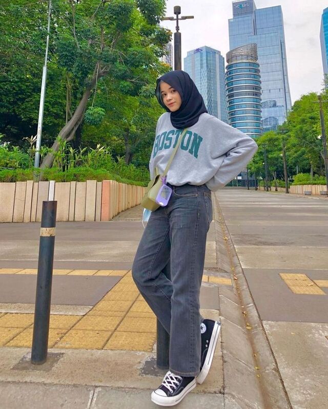 Boyish Outfit dengan Hoodie dan Jeans Boyfriend 