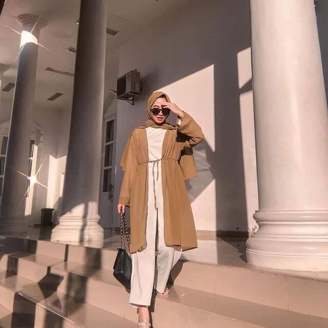 OOTD Lebaran Perpaduan Atasan Caramel dan Inner, Celana Putih. Memanjakan Mata! 