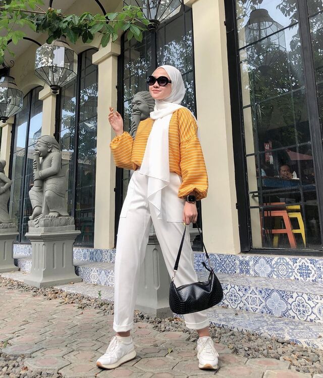 OOTD Lebaran Kaos Lengan Balon dan Celana Putih 