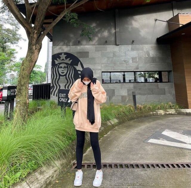 Penampilan Simple dan Casual Hoodie Oversize dan Legging