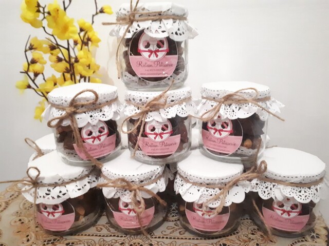 Desain Jar Mini dengan Hiasan Renda Diatasnya
