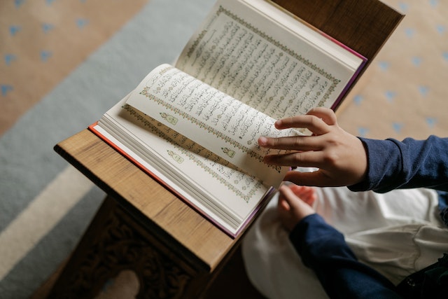 Surah ini berisi seruan untuk seruan pada orang-orang kafir. lebih jelas tentang isi kandungan surat Al Kafirun disini!
