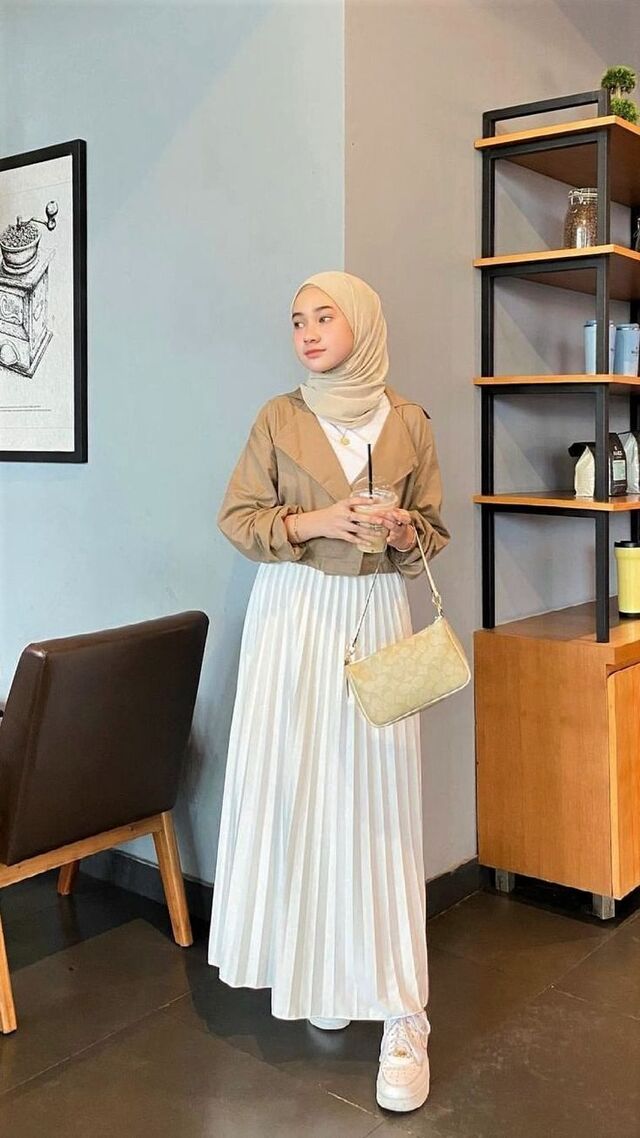 6 OOTD Blazer Hijab Terbaru, Bikin Kerja Modis dan Gak Bosenin