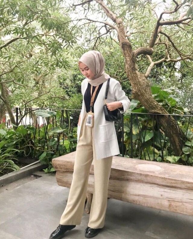 Blazer Putih dengan Celana Cream, Cocok Bagi Anda yang Gemar Warna Nude 