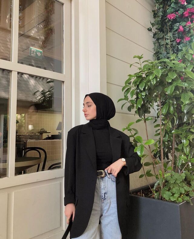 6 OOTD Blazer Hijab Terbaru, Bikin Kerja Modis dan Gak Bosenin
