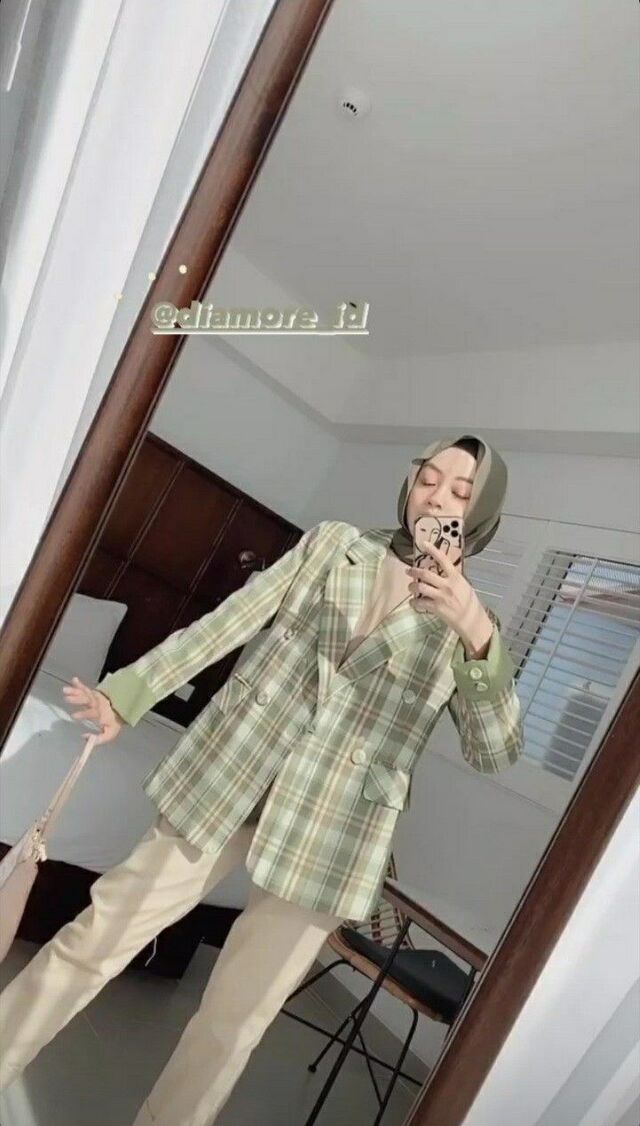 6 OOTD Blazer Hijab Terbaru, Bikin Kerja Modis dan Gak Bosenin