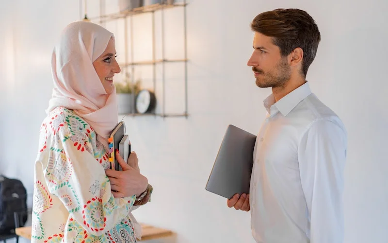 12 Contoh Dialog Bahasa Inggris 2 Orang Singkat Beserta Artinya, Mudah Dibaca dan Dipahami! contoh dialog Bahasa Inggris 2 Orang