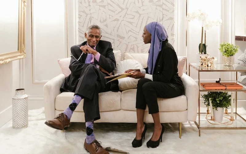 12 Contoh Dialog Bahasa Inggris 2 Orang Singkat Beserta Artinya, Mudah Dibaca dan Dipahami! contoh Dialog Bahasa Inggris 2 Orang