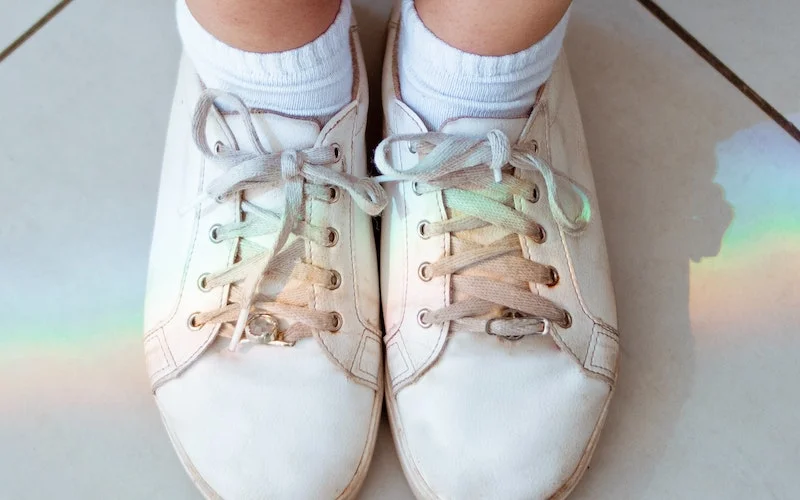 cara mencuci sepatu putih agar tidak kuning