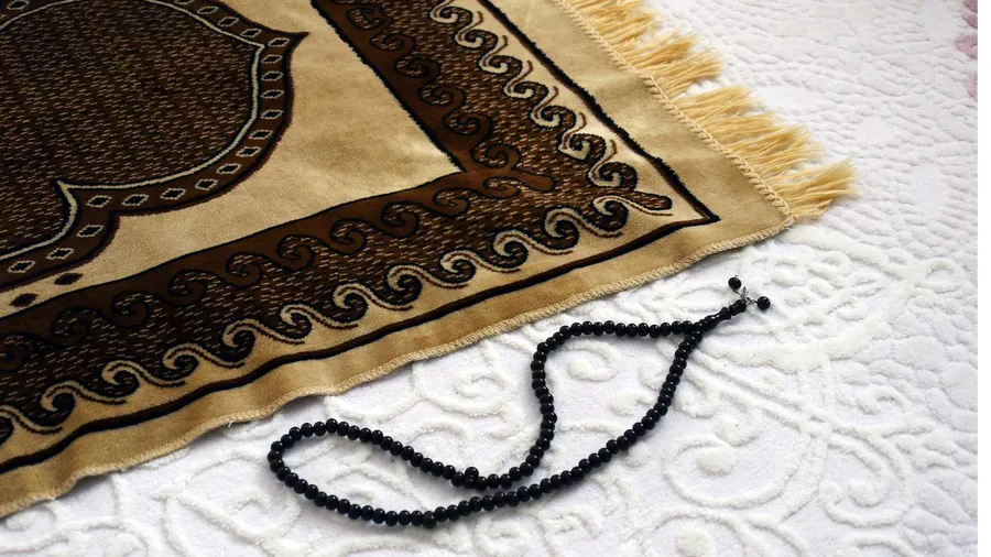 gambar sajadah dan tasbih aesthetic