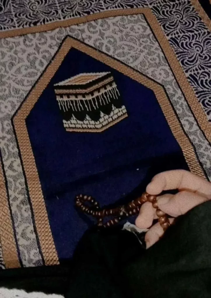 gambar sajadah dan tasbih aesthetic