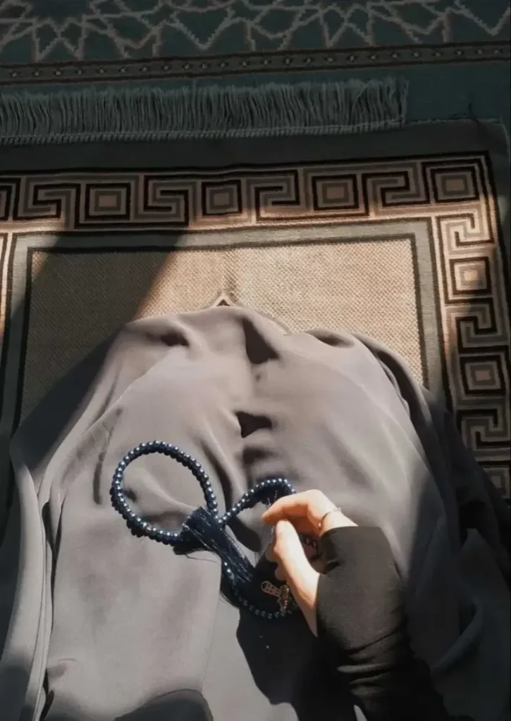 gambar sajadah dan tasbih aesthetic