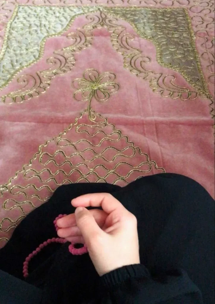 gambar sajadah dan tasbih aesthetic