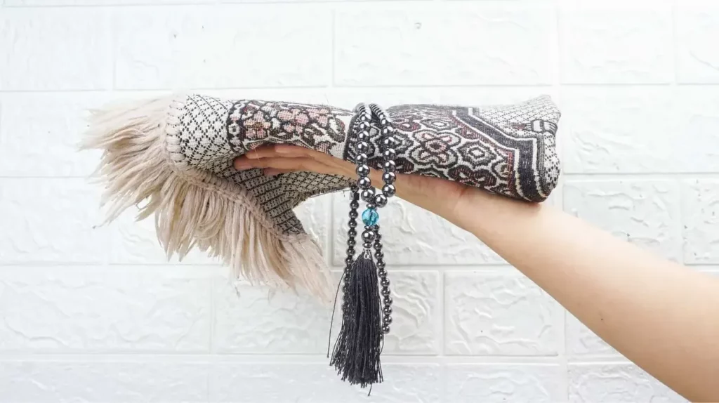 gambar sajadah dan tasbih aesthetic