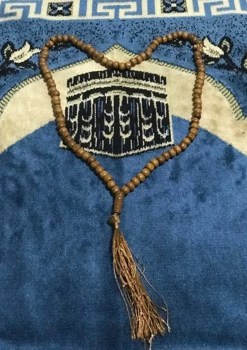 gambar sajadah dan tasbih aesthetic