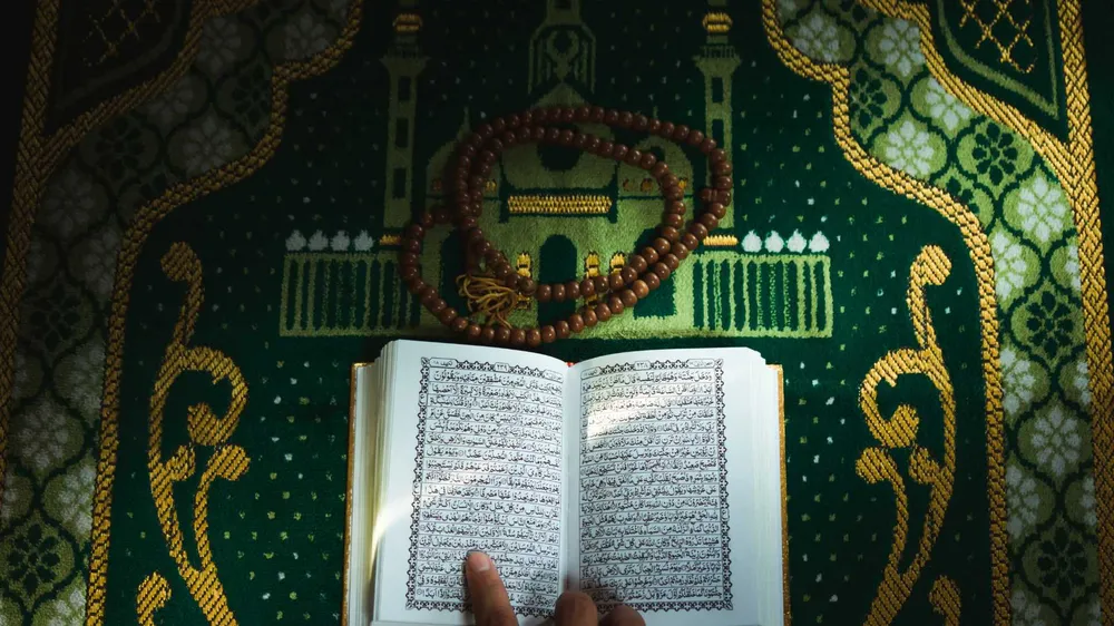 gambar sajadah dan tasbih aesthetic