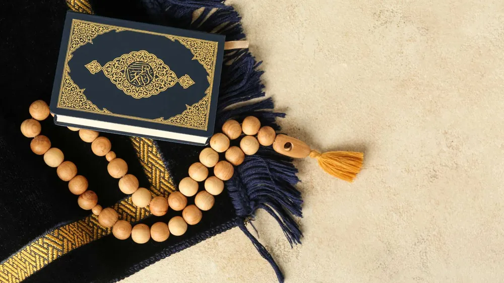 gambar sajadah dan tasbih aesthetic