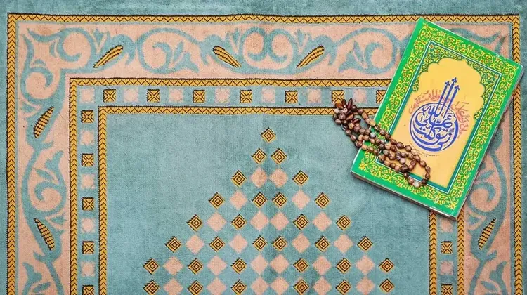 gambar sajadah dan tasbih aesthetic