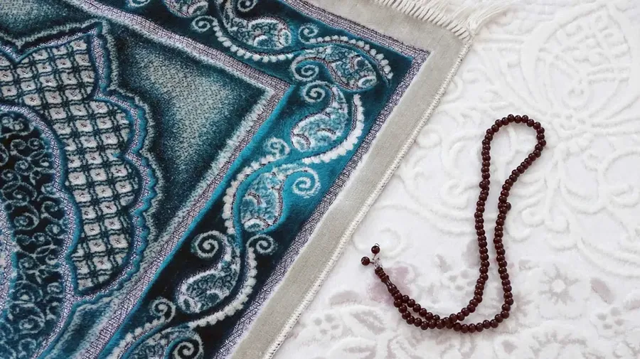gambar sajadah dan tasbih aesthetic