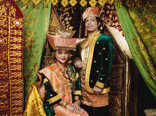 pakaian adat indonesia lengkap